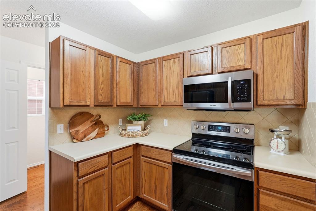 Image 18 of 48: Kitchen