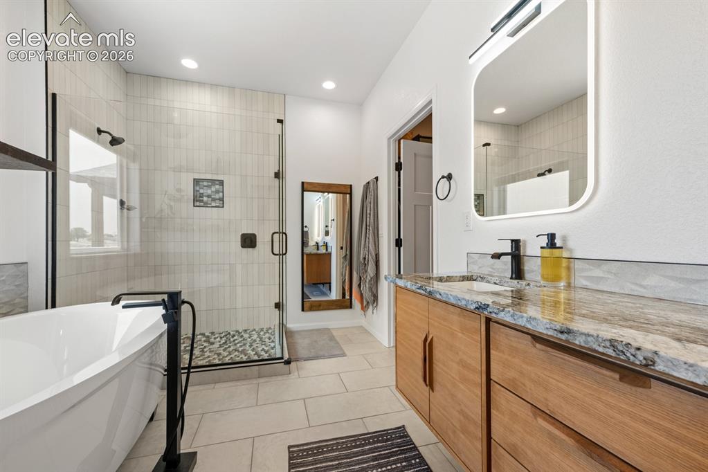 Image 14 of 34: Bathroom