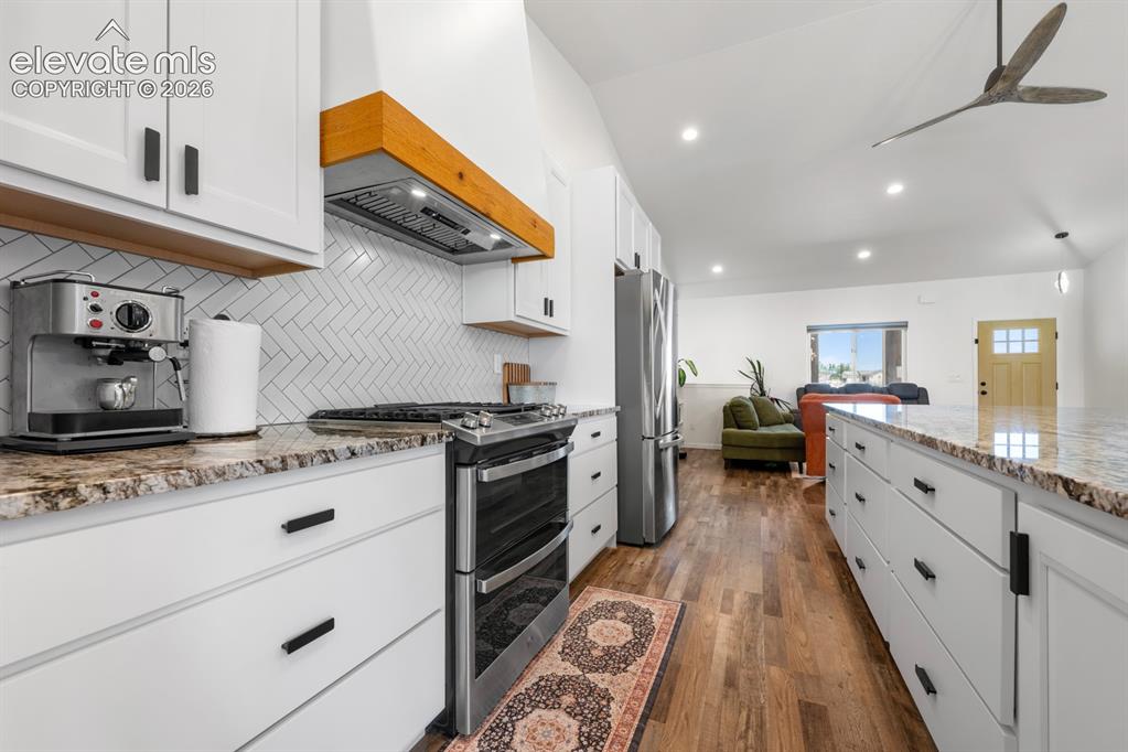 Image 9 of 34: Kitchen