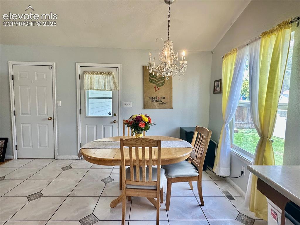 Image 10 of 29: Dining Area