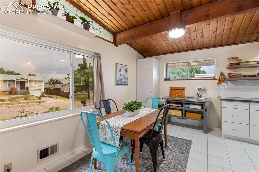 Image 10 of 45: Dining Area
