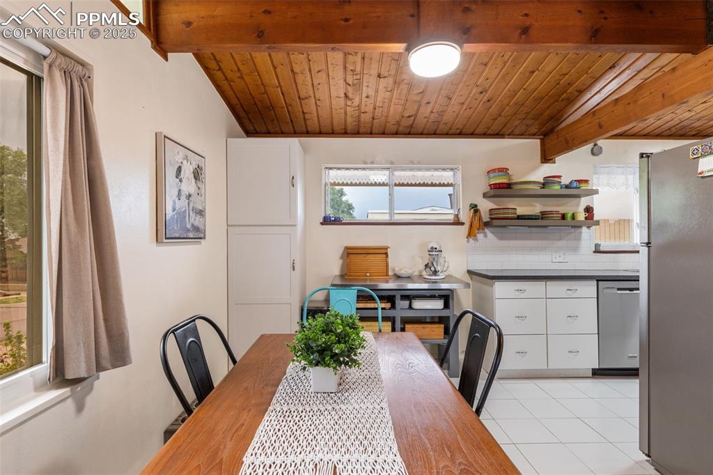 Image 11 of 45: Dining Area