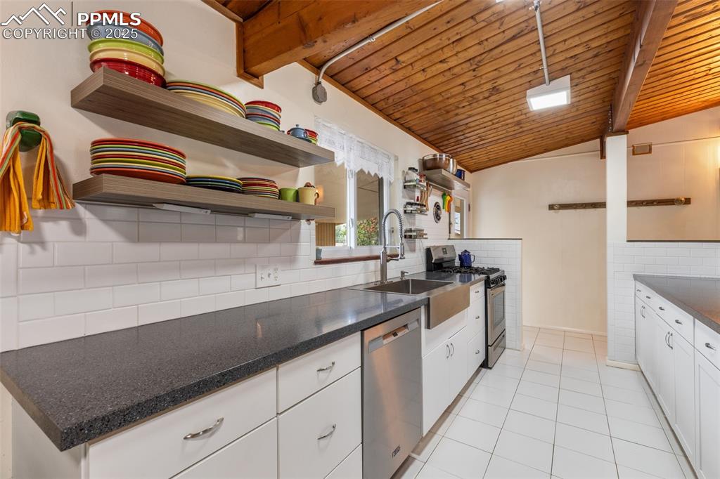 Image 12 of 45: Kitchen
