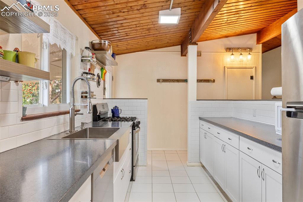 Image 13 of 45: Kitchen