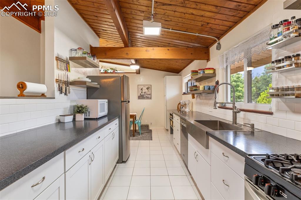 Image 14 of 45: Kitchen