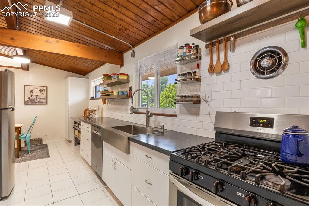 Image 15 of 45: Kitchen