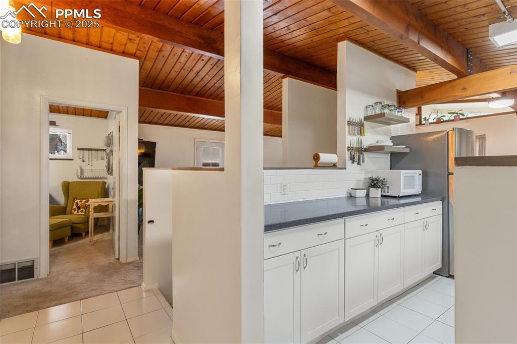 Image 16 of 45: Kitchen