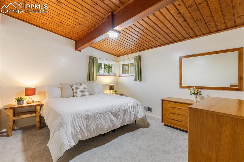 Image 17 of 45: Bedroom