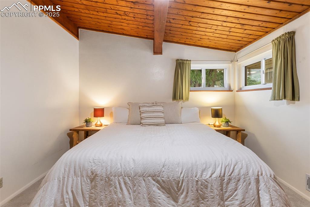 Image 19 of 45: Bedroom
