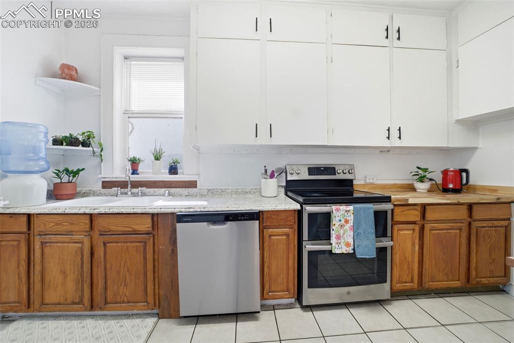 Image 10 of 25: Kitchen