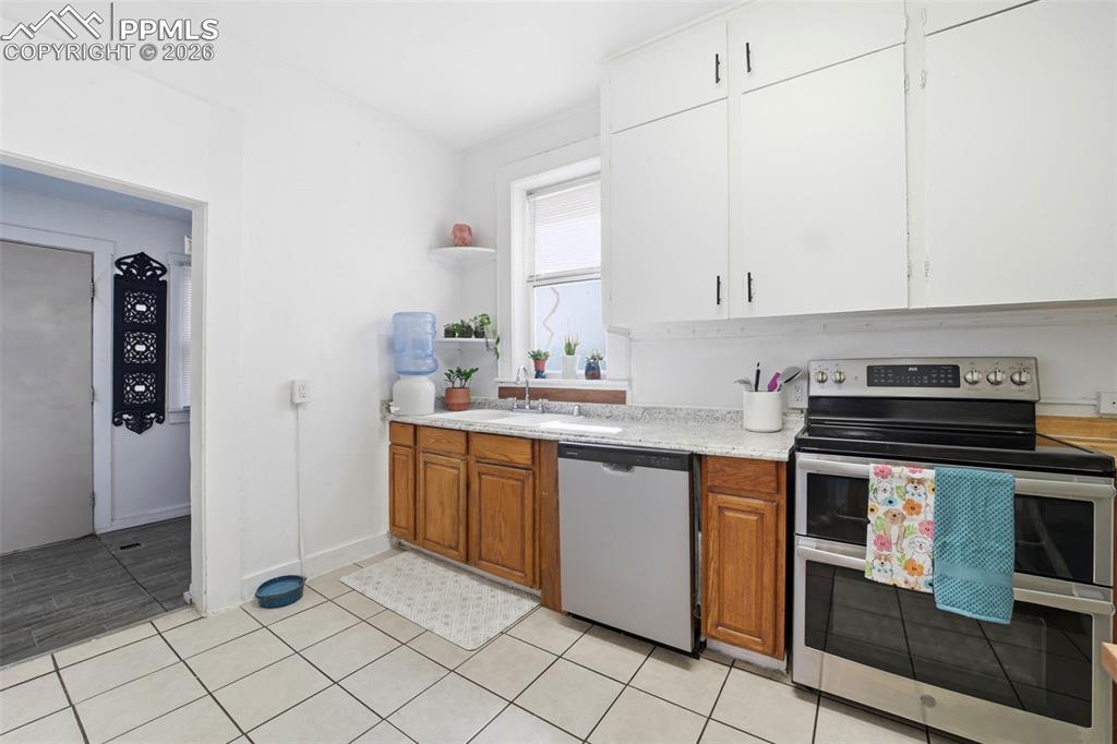 Image 11 of 25: Kitchen