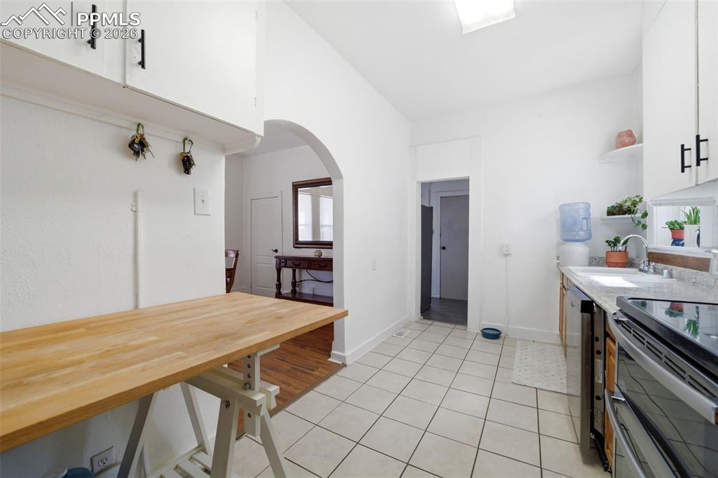 Image 12 of 25: Kitchen