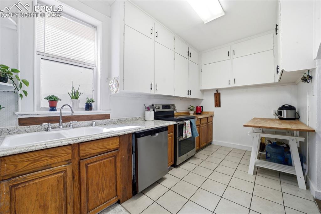 Image 13 of 25: Kitchen