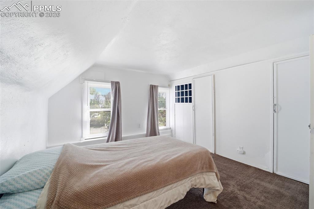 Image 19 of 25: Bedroom