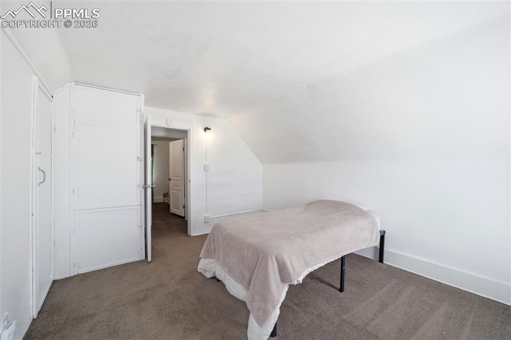 Image 20 of 25: Bedroom