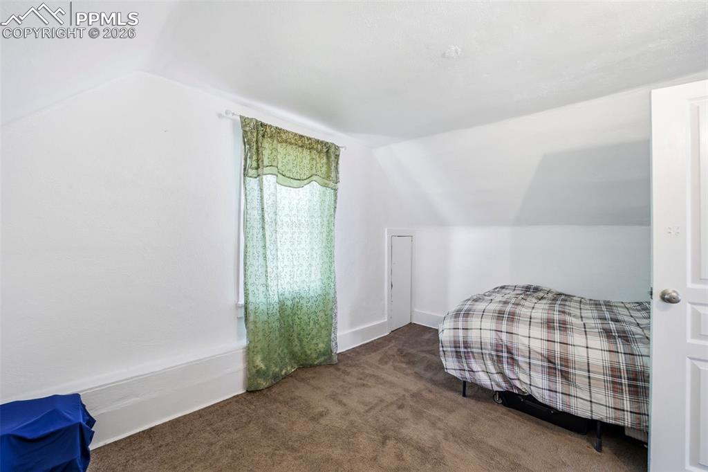 Image 21 of 25: Bedroom