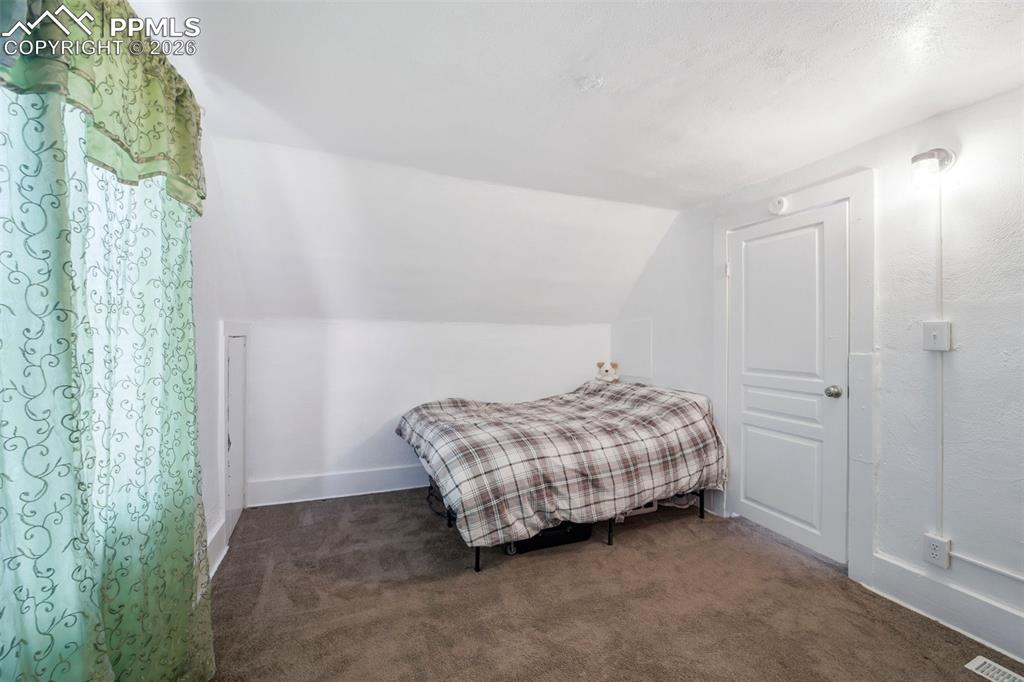 Image 22 of 25: Bedroom