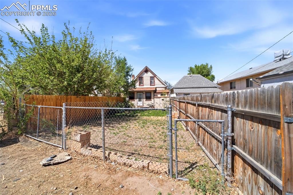 Image 24 of 25: Yard