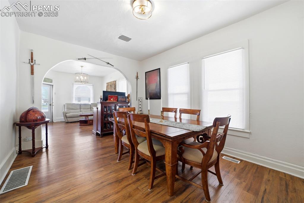 Image 5 of 25: Dining Area