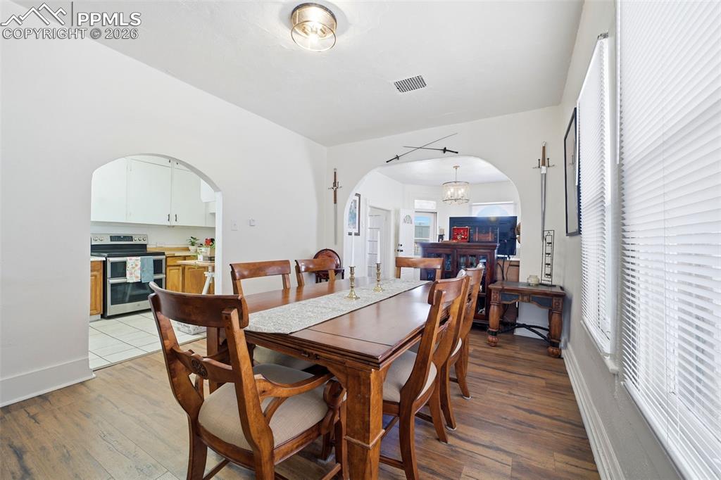 Image 6 of 25: Dining Area