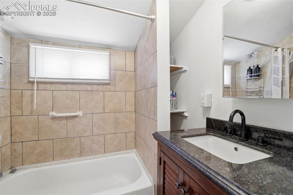 Image 7 of 25: Bathroom