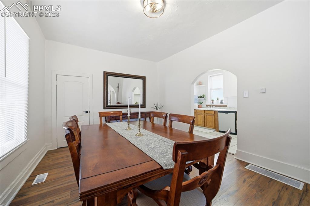 Image 8 of 25: Dining Area