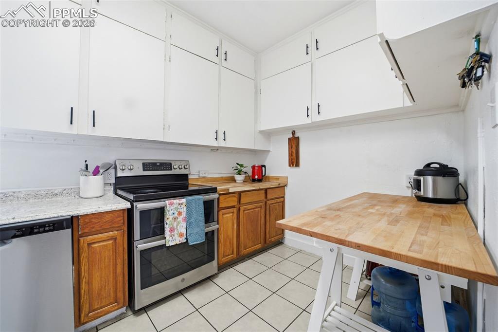 Image 9 of 25: Kitchen