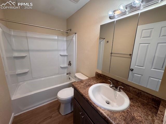 Image 16 of 28: Bathroom