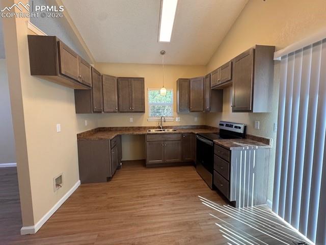 Image 5 of 28: Kitchen