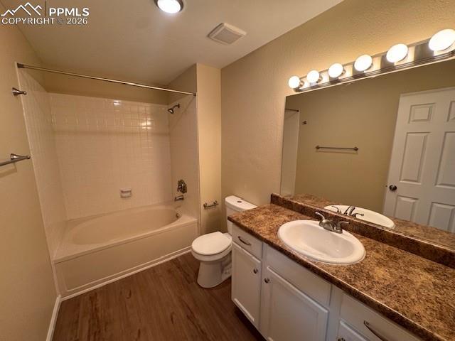 Image 7 of 28: Bathroom