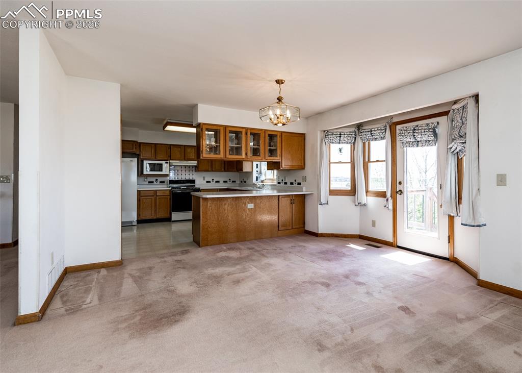 Image 12 of 50: Kitchen