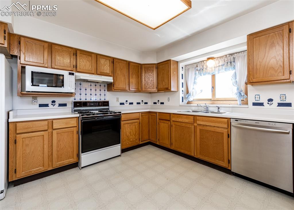 Image 15 of 50: Kitchen