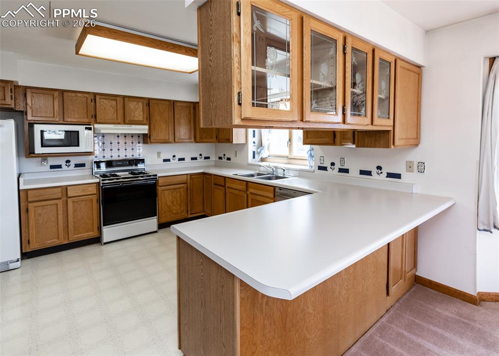 Image 17 of 50: Kitchen