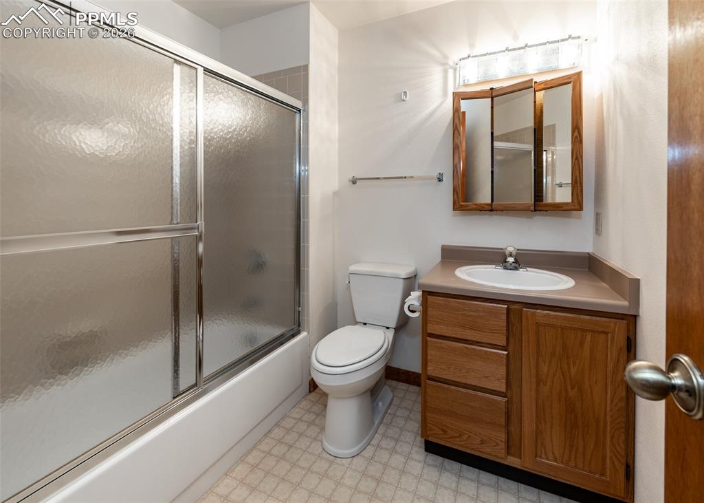 Image 28 of 50: Bathroom