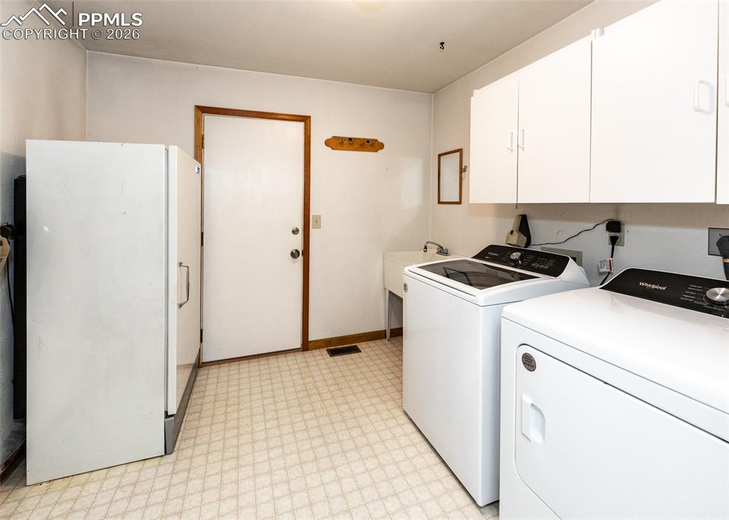 Image 29 of 50: Laundry