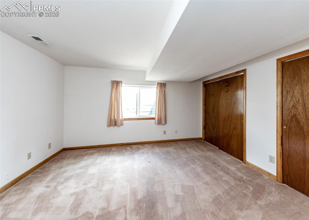 Image 33 of 50: Bedroom