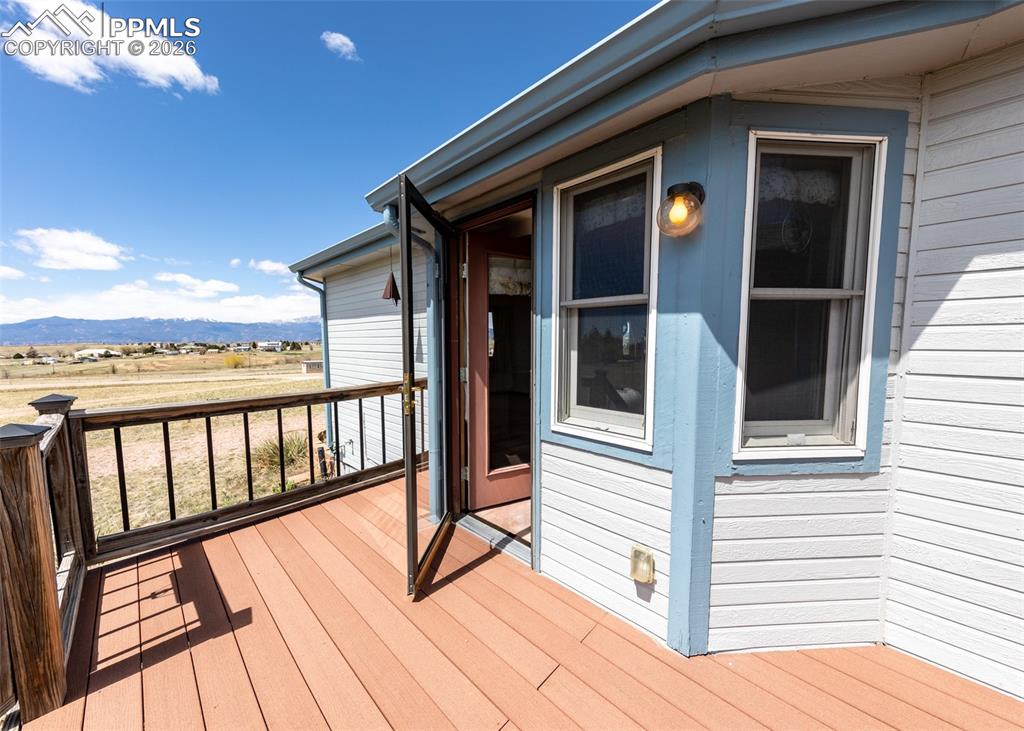 Image 37 of 50: Deck