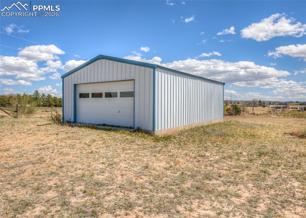 Image 39 of 50: Garage