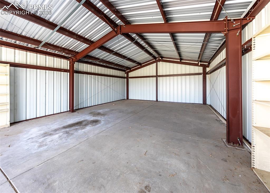 Image 40 of 50: Garage