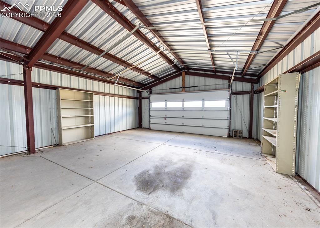 Image 41 of 50: Garage