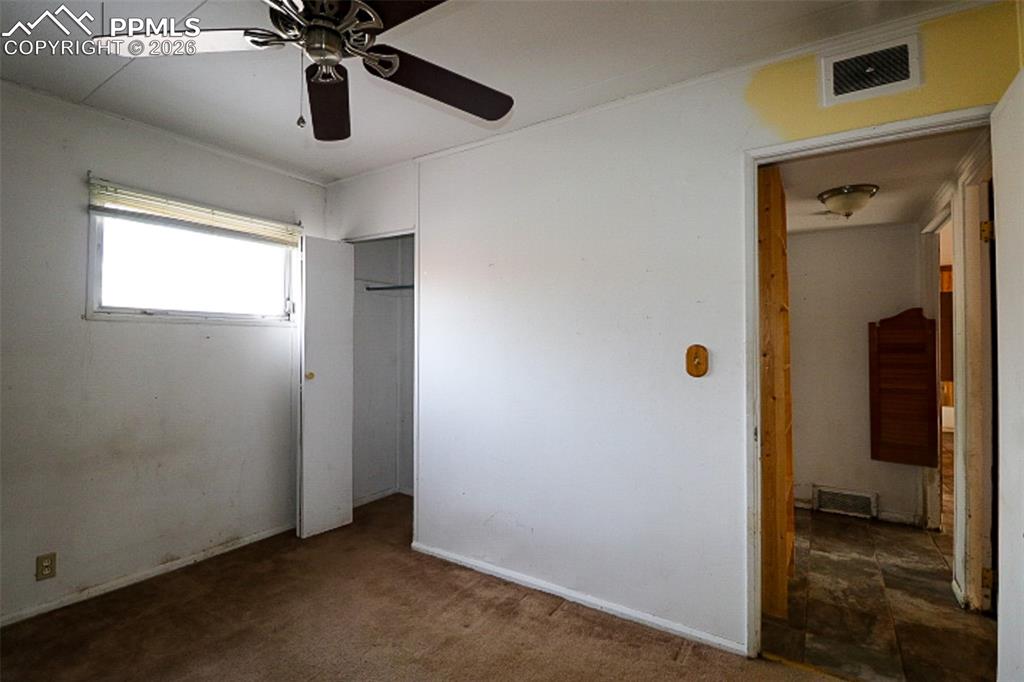 Image 14 of 25: Bedroom