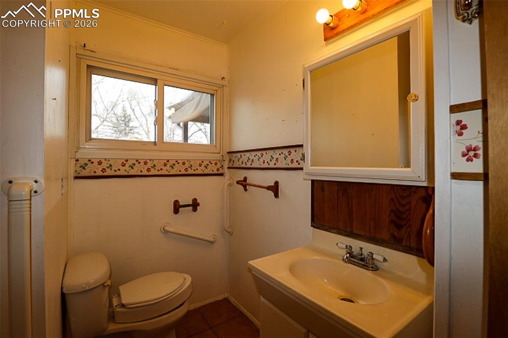 Image 17 of 25: Bathroom