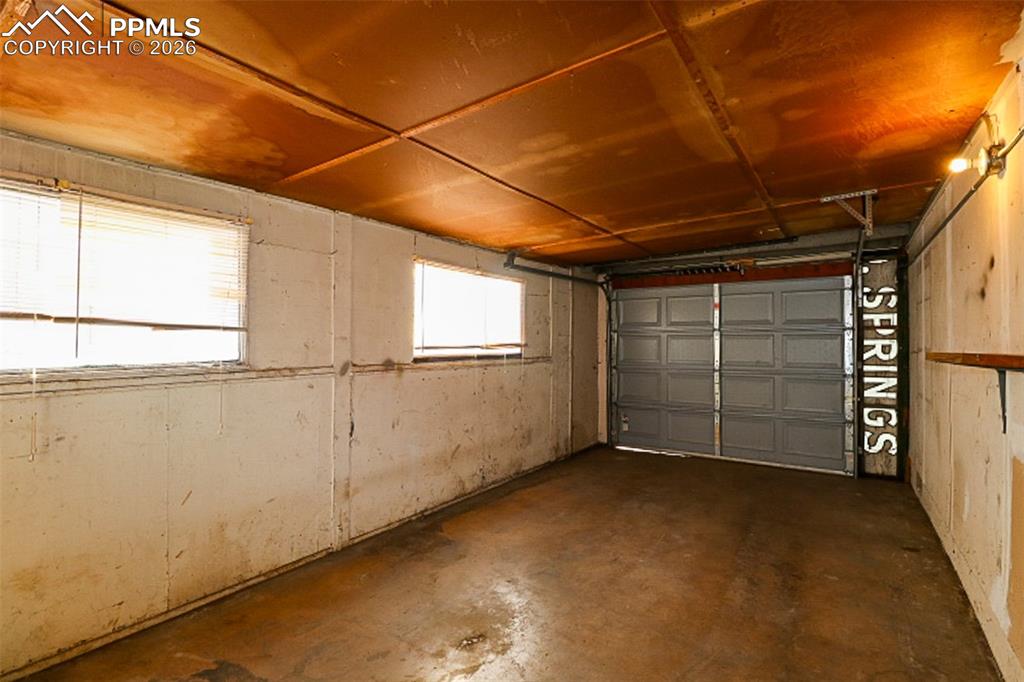 Image 18 of 25: Garage