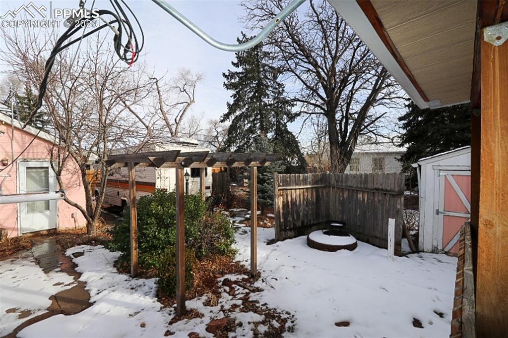 Image 22 of 25: Yard