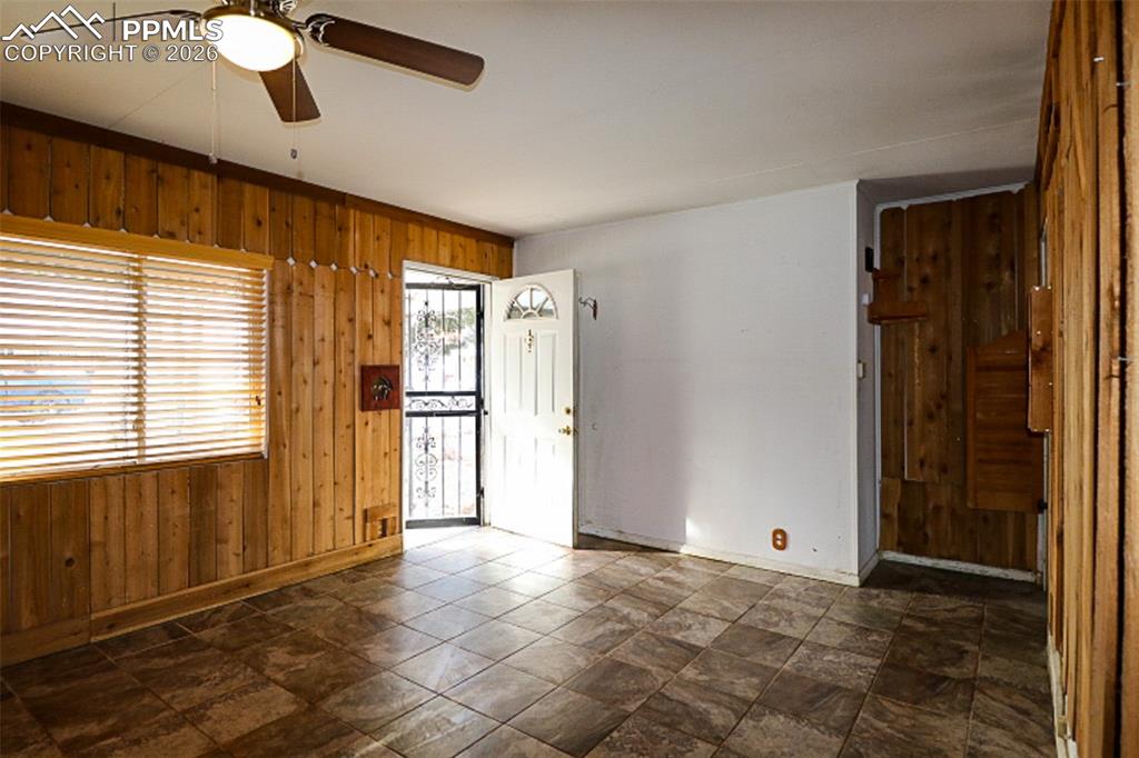 Image 4 of 25: Entry