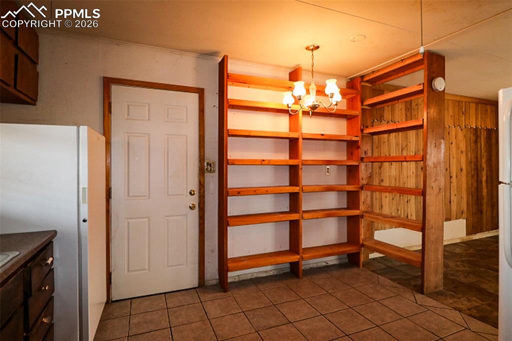 Image 7 of 25: Dining Area