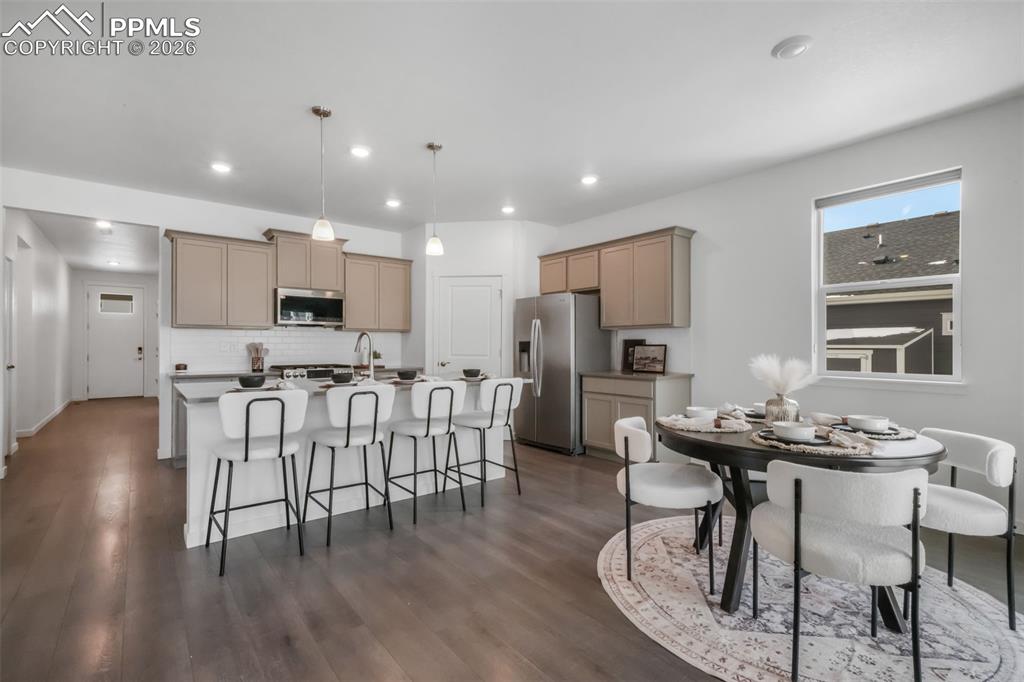 Image 10 of 50: Kitchen