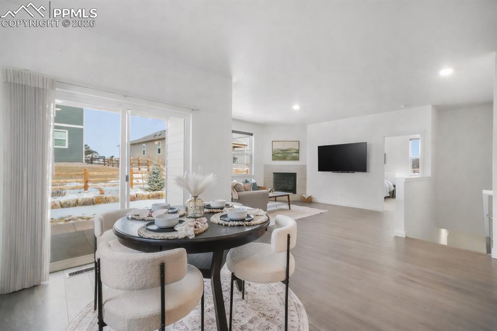 Image 11 of 50: Dining Area