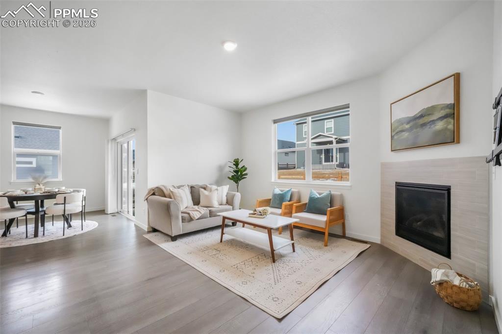 Image 18 of 50: Living Room