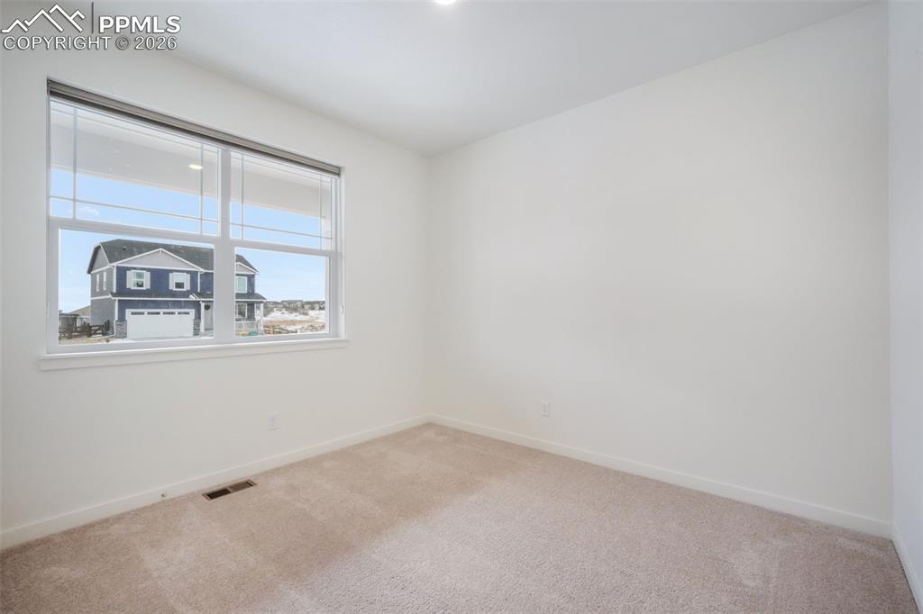 Image 33 of 50: Bedroom